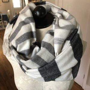 GAP Ombré B/W Scarf 🧣